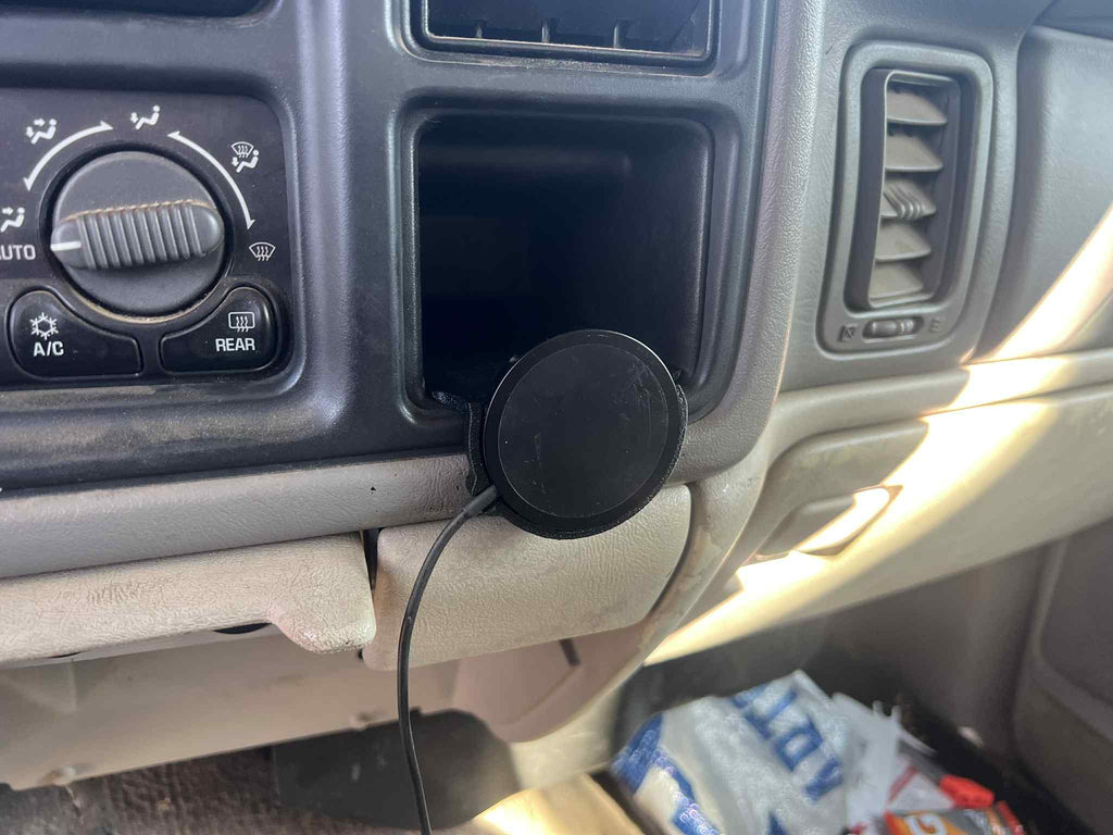 1999–2006 Chevy/GMC Magnetic Wireless Phone Charger Mount (iPhone 12 & Up)