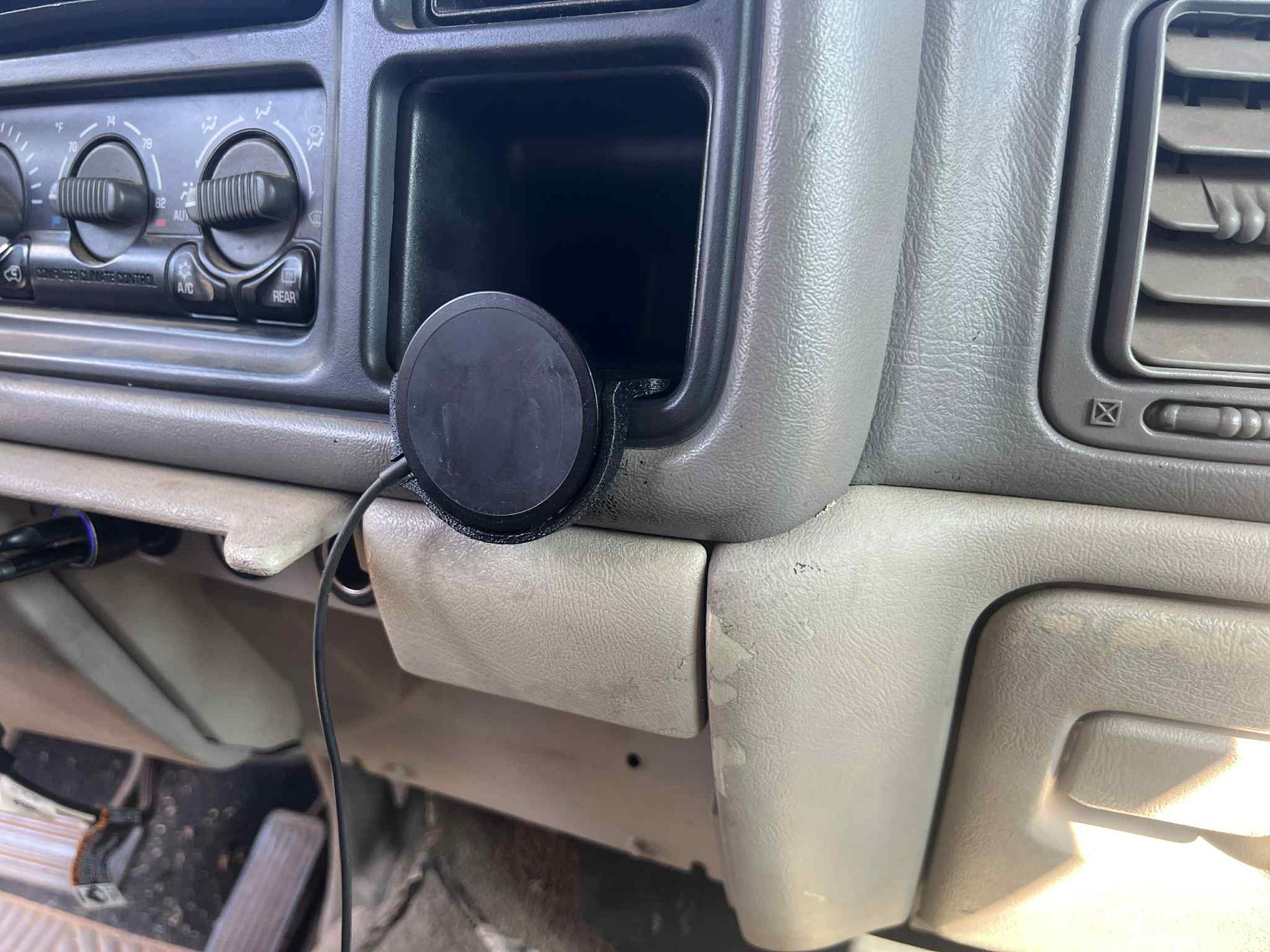 1999–2006 Chevy/GMC Magnetic Wireless Phone Charger Mount (iPhone 12 & Up)