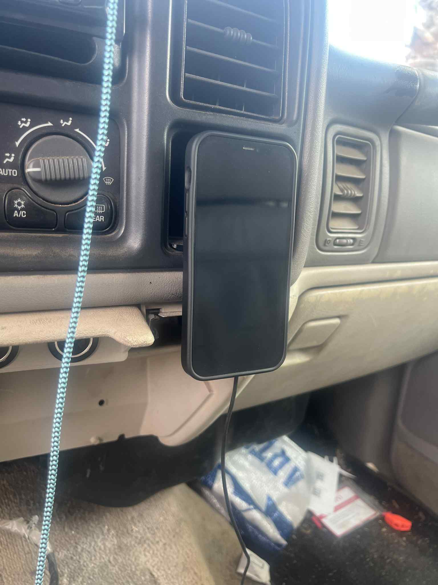 1999–2006 Chevy/GMC Magnetic Wireless Phone Charger Mount (iPhone 12 & Up)
