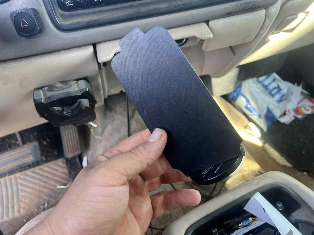 1999–2006 Chevy/GMC Magnetic Wireless Phone Charger Mount (iPhone 12 & Up)